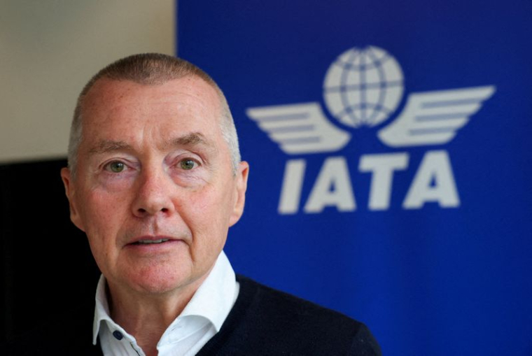 PHOTO DE FICHIER : Walsh, directeur général de l'IATA, pose pour un portrait après une interview avec Reuters à Genève