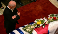 Le président brésilien Luiz Inacio Lula da Silva rend hommage à l'ancien président uruguayen José "Pepe" Mujica lors de sa veillée funèbre au Palais législatif à Montevideo, le 15 mai 2025 ( AFP / Pablo PORCIUNCULA )