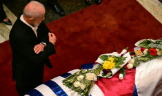 Le président brésilien Luiz Inacio Lula da Silva rend hommage à l'ancien président uruguayen José "Pepe" Mujica lors de sa veillée funèbre au Palais législatif à Montevideo, le 15 mai 2025 ( AFP / Pablo PORCIUNCULA )