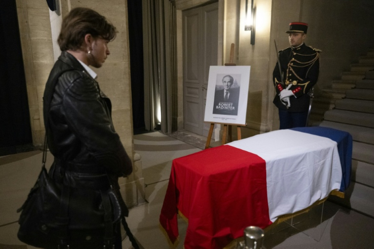 Une personne assiste à la veillée funèbre de l'ancien ministre français de la Justice et président du Conseil constitutionnel, Robert Badinter, la veille de la cérémonie de son entrée au Panthéon, au Conseil constitutionnel à Paris, le 8 octobre 2025 ( AFP / Martin LELIEVRE )
