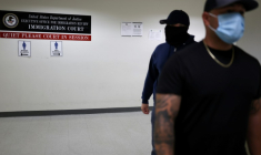 Des officiers en civil de la police fédérale de l'immigration (ICE) attendent dans un couloir d'un tribunal fédéral de l'immigration à New York le 6 juin 2025. ( AFP / CHARLY TRIBALLEAU )
