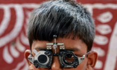 Un enfant se fait tester sa vue grâce à une ONG, GoodVision India, à Bhubaneswar, en Inde, le 4 mai 2026 ( AFP / Niharika KULKARNI )