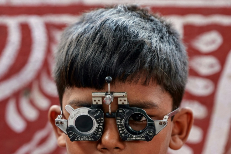 Un enfant se fait tester sa vue grâce à une ONG, GoodVision India, à Bhubaneswar, en Inde, le 4 mai 2026 ( AFP / Niharika KULKARNI )