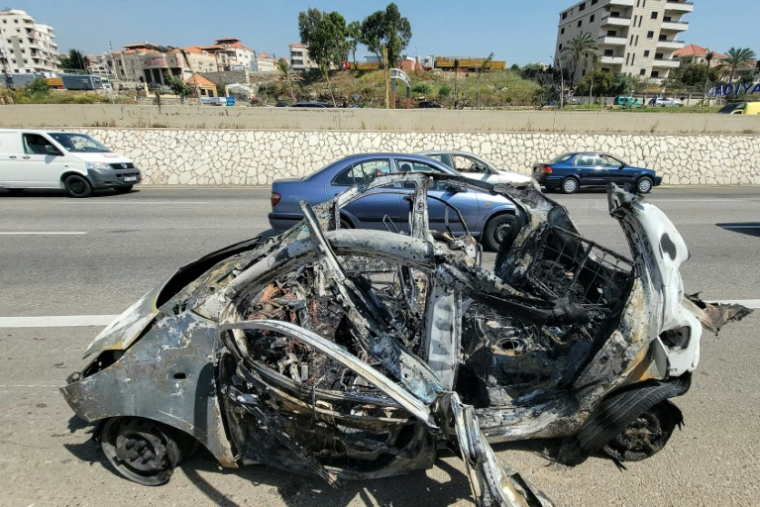 Carcasse d'un véhicule après une frappe israélienne sur l'autoroute entre Beyrouth et Saïda, le 9 mai 2026 ( AFP / Fadel ITANI )