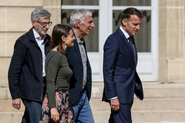 Le président Emmanuel Macron (d), accompagné de l'ambassadeur de France en Iran Pierre Cochard (g), accueille à l'Elysée Cécile Kohler et Jacques Paris (s), libérés par l'Iran après trois ans et demi de détention, le 8 avril 2026 ( POOL / Tom Nicholson )