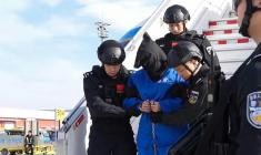 Capture d'une vidéo diffusée le 8 janvier 2026 par le ministère chinois de la Sécurité publique montrant l'arrivée à Pékin de Chen Zhi, patron d'un puissant conglomérat cambodgien accusé de cybercriminalité ( CHINA'S MINISTRY OF PUBLIC SECURITY / Handout )