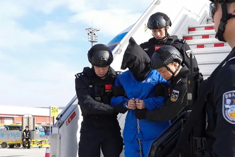 Capture d'une vidéo diffusée le 8 janvier 2026 par le ministère chinois de la Sécurité publique montrant l'arrivée à Pékin de Chen Zhi, patron d'un puissant conglomérat cambodgien accusé de cybercriminalité ( CHINA'S MINISTRY OF PUBLIC SECURITY / Handout )