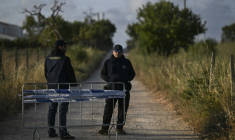 Des policiers portugais bloquent les accès à une zone où de nouvelles investigations vont être menées 18 ans après la disparition de Maddie McCann, le 3 juin 2025 à Lagos, dans la région de l'Algarve, au Portugal ( AFP / Patricia DE MELO MOREIRA )