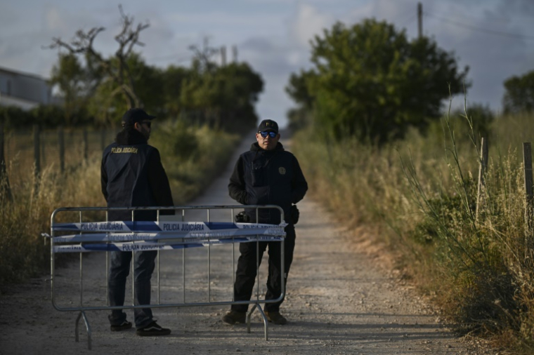 Des policiers portugais bloquent les accès à une zone où de nouvelles investigations vont être menées 18 ans après la disparition de Maddie McCann, le 3 juin 2025 à Lagos, dans la région de l'Algarve, au Portugal ( AFP / Patricia DE MELO MOREIRA )