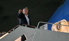 Donald Trump avant de s'envoler pour un G7 en France, le 15 juin 2026 ( AFP / Mandel NGAN )