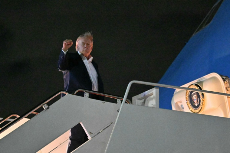 Donald Trump avant de s'envoler pour un G7 en France, le 15 juin 2026 ( AFP / Mandel NGAN )