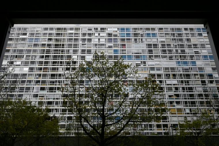 L'immeuble Mouchotte, conçu par l'architecte français Jean Dubuisson et inauguré en 1966 dans le cadre du projet de rénovation urbaine Maine-Montparnasse, le 5 avril 2026 à Paris ( AFP / Anna KURTH )