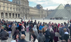 L'accès au Louvre bloqué par des étudiants en soutien au mouvement lycéen