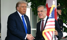 Le président américain Donald Trump reçoit le Premier ministre canadien Mark Carney le 7 octobre 2025 à la Maison Blanche ( AFP / Jim WATSON )