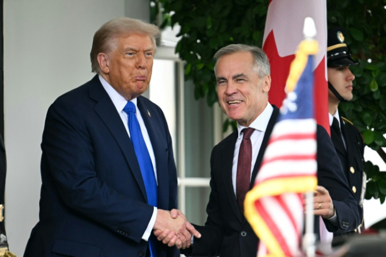 Le président américain Donald Trump reçoit le Premier ministre canadien Mark Carney le 7 octobre 2025 à la Maison Blanche ( AFP / Jim WATSON )