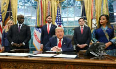 Le président américain Donald Trump (c) lors d'une réunion avec la ministre des Affaires étrangères de la RDC, Thérèse Kayikwamba Wagner (d), le ministre des Affaires étrangères du Rwanda, Olivier Nduhungirehe (2eg), en présence du vice-président américain JD Vance (3e g) et du secrétaire d'État américain Marco Rubio (2e d)  dans le bureau ovale de la Maison Blanche à Washington, le 27 juin 2025 ( AFP / ANDREW CABALLERO-REYNOLDS )