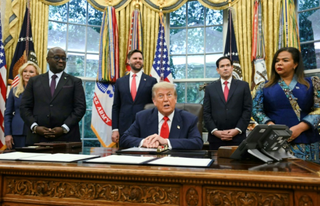 Le président américain Donald Trump (c) lors d'une réunion avec la ministre des Affaires étrangères de la RDC, Thérèse Kayikwamba Wagner (d), le ministre des Affaires étrangères du Rwanda, Olivier Nduhungirehe (2eg), en présence du vice-président américain JD Vance (3e g) et du secrétaire d'État américain Marco Rubio (2e d)  dans le bureau ovale de la Maison Blanche à Washington, le 27 juin 2025 ( AFP / ANDREW CABALLERO-REYNOLDS )