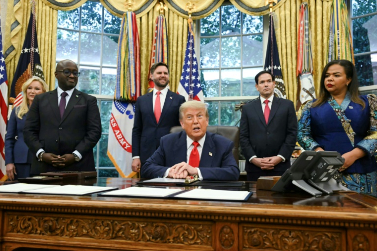 Le président américain Donald Trump (c) lors d'une réunion avec la ministre des Affaires étrangères de la RDC, Thérèse Kayikwamba Wagner (d), le ministre des Affaires étrangères du Rwanda, Olivier Nduhungirehe (2eg), en présence du vice-président américain JD Vance (3e g) et du secrétaire d'État américain Marco Rubio (2e d) dans le bureau ovale de la Maison Blanche à Washington, le 27 juin 2025 ( AFP / ANDREW CABALLERO-REYNOLDS )
