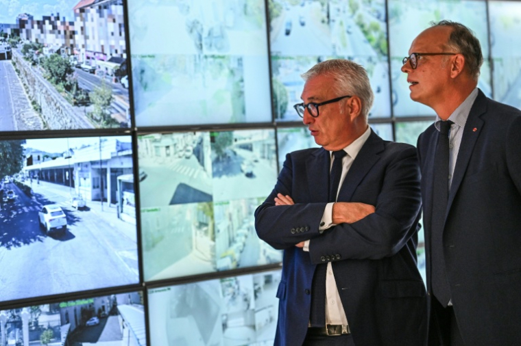 Édouard Philippe, maire du Havre et candidat du parti de droite Horizons à l'élection présidentielle et Christophe Rivenq, maire d'Alès (à gauche), observent les écrans de vidéosurveillance de la police municipale lors d'une visite à Alès, le 7 septembre 2026 ( AFP / Gabriel BOUYS )