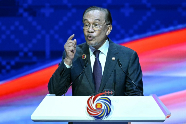 Le Premier ministre malaisien Anwar Ibrahim prononce un discours à Kuala Lumpur, le 28 octobre 2025 ( AFP / MOHD RASFAN )