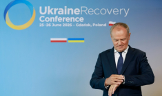Le Premier ministre polonais Donald Tusk regarde sa montre le 25 juin 2026 à Gdansk en Pologne, à l'ouverture de la Conférence pour la reconstruction de l'Ukraine ( AFP / Wojtek RADWANSKI )