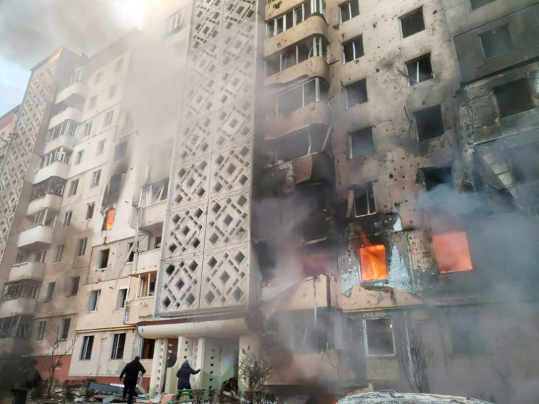 Des immeubles résidentiels de Ternopil touchés par des frappes russes sur cette ville de l'ouest de l'Ukraine, sur une photo du compte  Telegram du président ukrainien Volodymyr Zelensky du 19 novembre 2025  ( Telegram / @Volodymyr Zelensky / Handout )