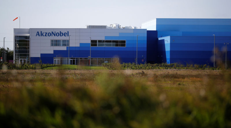AKZO VERSE 5,5 MILLIARDS D'EUROS À SES ACTIONNAIRES