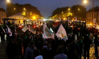 Des agriculteurs manifestent devant le château de Versailles, répondant à l'appel de mobilisation nationale contre le projet d'accord commercial Mercosur, lancé par la première alliance syndicale agricole FNSEA-Jeunes Agriculteurs, le 26 septembre 2025 ( AFP / GEOFFROY VAN DER HASSELT )