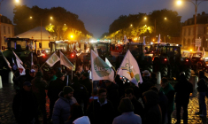 Des agriculteurs manifestent devant le château de Versailles, répondant à l'appel de mobilisation nationale contre le projet d'accord commercial Mercosur, lancé par la première alliance syndicale agricole FNSEA-Jeunes Agriculteurs, le 26 septembre 2025 ( AFP / GEOFFROY VAN DER HASSELT )