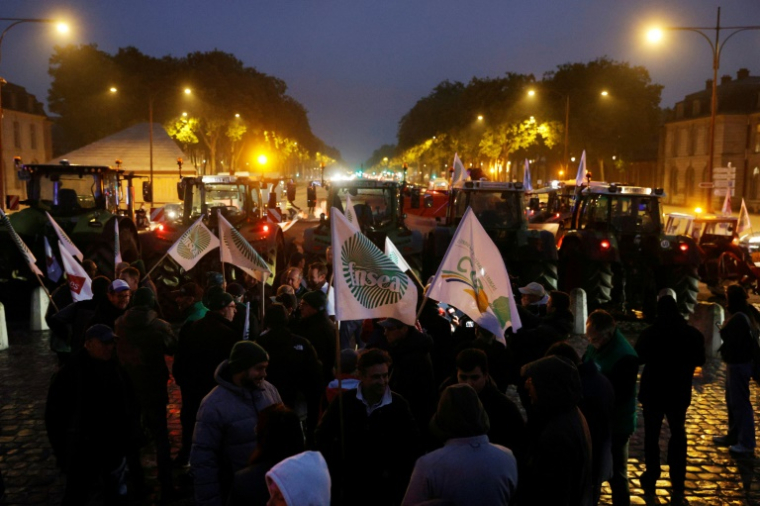 Des agriculteurs manifestent devant le château de Versailles, répondant à l'appel de mobilisation nationale contre le projet d'accord commercial Mercosur, lancé par la première alliance syndicale agricole FNSEA-Jeunes Agriculteurs, le 26 septembre 2025 ( AFP / GEOFFROY VAN DER HASSELT )