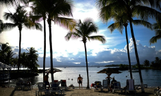 Des touristes profitent de la plage du Gosier, en Guadeloupe, le 24 novembre 2021 ( AFP / Christophe ARCHAMBAULT )