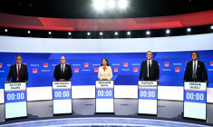 es candidats à la primaire des partis Socialiste (PS) et centre-gauche Place Publique (PP) en vue de l’élection présidentielle française de 2027, (de g. à dr.) Olivier Faure, Emmanuel Maurel, Ségolène Royal, Raphaël Glucksmann et Jérôme Guedj, posent avant le début d’un débat diffusé en direct sur la chaîne de télévision publique France 2 et la station de radio publique France Inter, au siège de Radio France, à Paris, le 1er octobre 2026 ( AFP / JULIEN DE ROSA )