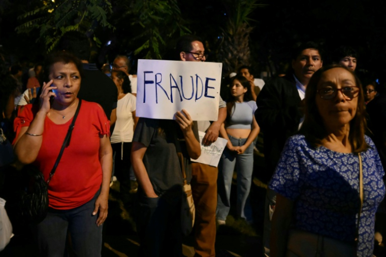 Manifestation contre les allégations de fraude après les premiers résultats de l'élection présidentielle, devant le siège du Jury national électoral (JNE) à Lima, le 12 avril 2026 au Pérou ( AFP / Luis ROBAYO )
