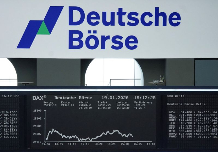 Le graphique de l'indice allemand DAX est photographié à la bourse de Francfort