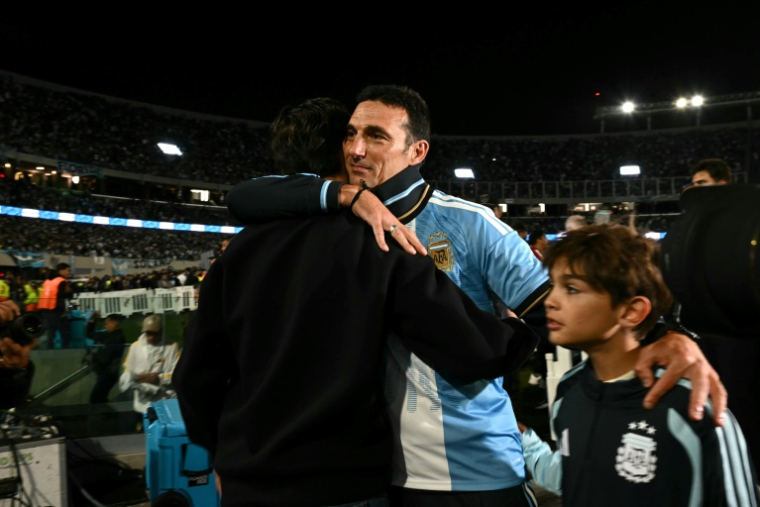 Le sélectionneur argentin Lionel Scaloni (c) à l'issue du match amical Argentine-Bénin, au stade Monumental de Buenos Aires, le 6 octobre 2026 ( AFP / Luis ROBAYO )