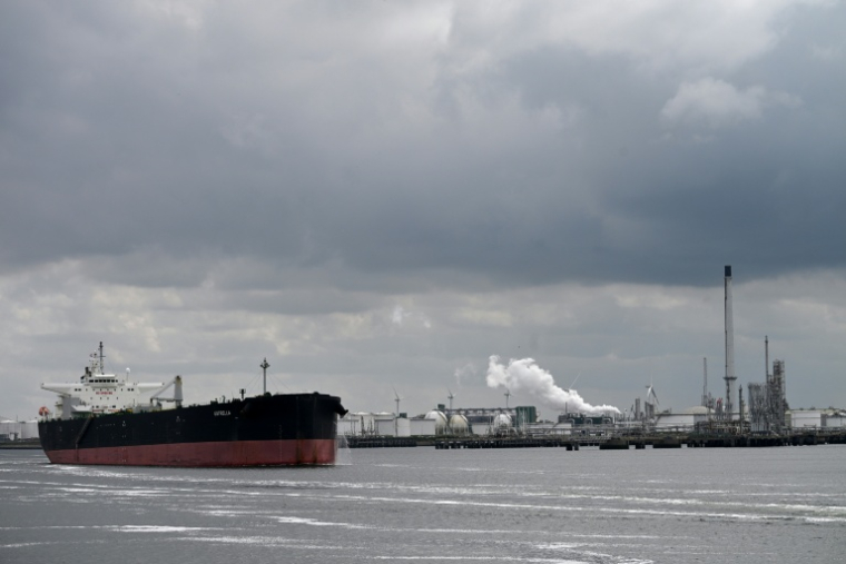 Un pétrolier entre dans le port de Rotterdam ( AFP / Nicolas TUCAT )