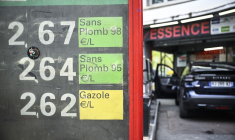 Une station-service, à  Paris, le 2 avril 2026 (illustration) ( AFP / JULIEN DE ROSA )