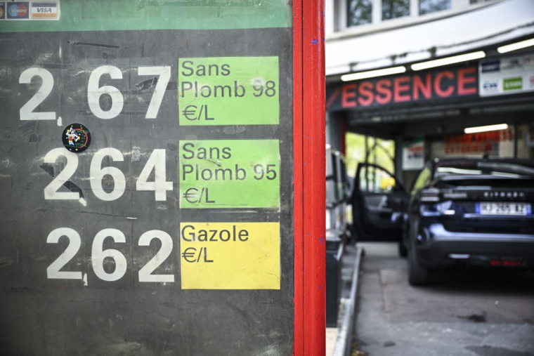 Une station-service, à  Paris, le 2 avril 2026 (illustration) ( AFP / JULIEN DE ROSA )