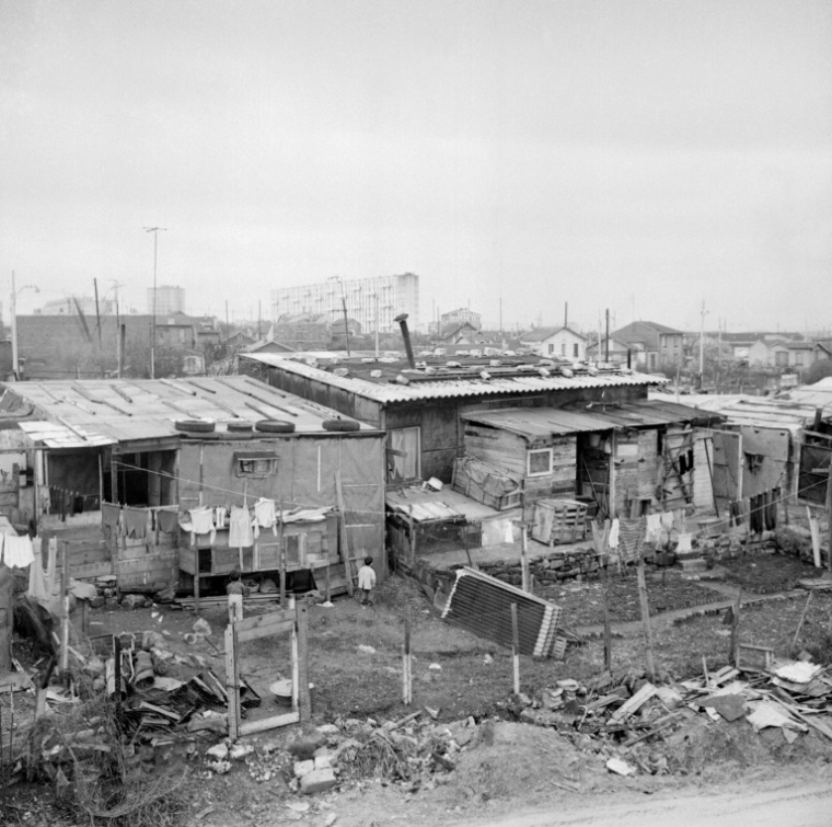 Des habitations de fortune du bidonville de Nanterre, le 24 mars 1964 ( AFP /  )