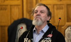 L'accusé Juraj Cincula, 72 ans, à son arrivée au tribunal de Banska Bystrica (centre) pour l'énoncé du verdict, en Slovaquie, le 21 octobre 2025. ( AFP / Joe Klamar )