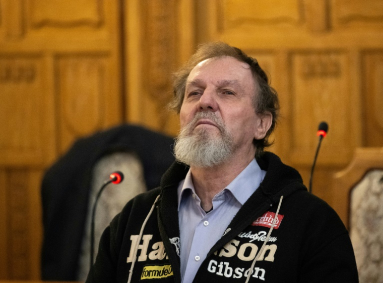 L'accusé Juraj Cincula, 72 ans, à son arrivée au tribunal de Banska Bystrica (centre) pour l'énoncé du verdict, en Slovaquie, le 21 octobre 2025. ( AFP / Joe Klamar )
