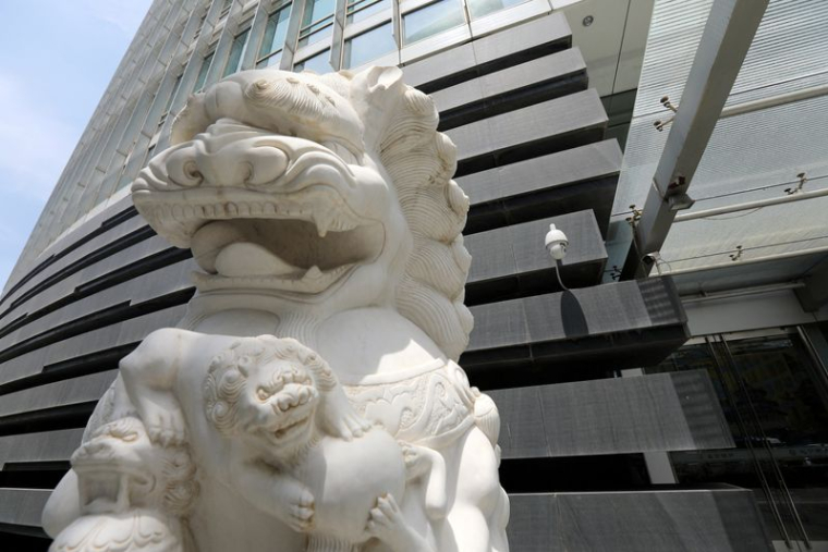 Une statue devant une banque sur la rue financière de Pékin
