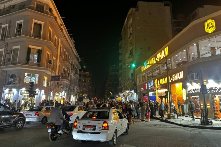 Des habitants profitent de la levée des mesures d'économies d'énergie, le 28 avril 2026 au Caire, en Egypte ( AFP / Khaled DESOUKI )