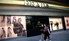 Des personnes passent devant un magasin Prada à Pékin, en Chine