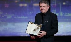 Cristian Mungiu remporte la Palme d'Or pour le film Fjord lors de la cérémonie de clôture de la 79e édition du Festival de Cannes, le 23 mai 2026 ( AFP / Sameer AL-DOUMY )