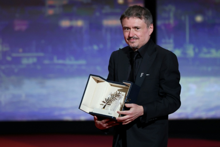 Cristian Mungiu remporte la Palme d'Or pour le film Fjord lors de la cérémonie de clôture de la 79e édition du Festival de Cannes, le 23 mai 2026 ( AFP / Sameer AL-DOUMY )