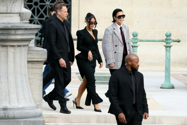 Kim Kardashian (C) sort du palais de justice de Paris après avoir témoigné au procès de son braquage, le 13 mars 2025 ( AFP / Alain JOCARD )