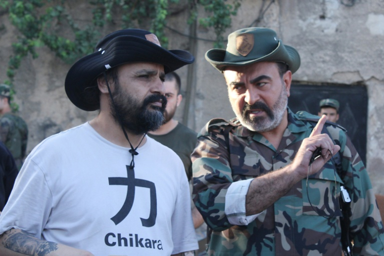 Photo distribuée par le réalisateur syrien Mohammad Abdel Aziz (G) le montrant pendant le tournage de la série "La famille du roi", à Damas le 28 août 2025  ( MOHAMMED ABDELAZIZ  /  )