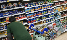 Un client dans un supermarché à Aylesbury, le 15 août 2023 au Royaume-Uni ( AFP / JUSTIN TALLIS )