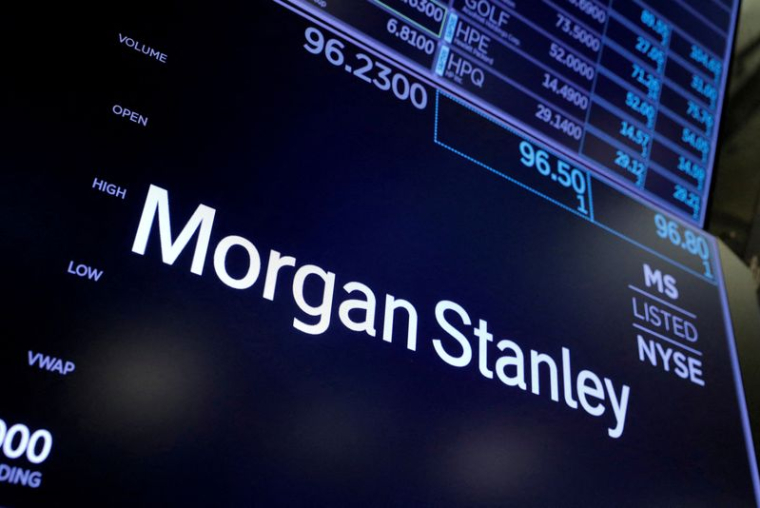 Le logo de Morgan Stanley est visible sur le parquet de la Bourse de New York